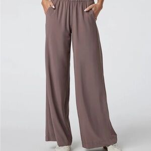 Vuori Womens Villa Wideleg in Chocolate $118 Retail